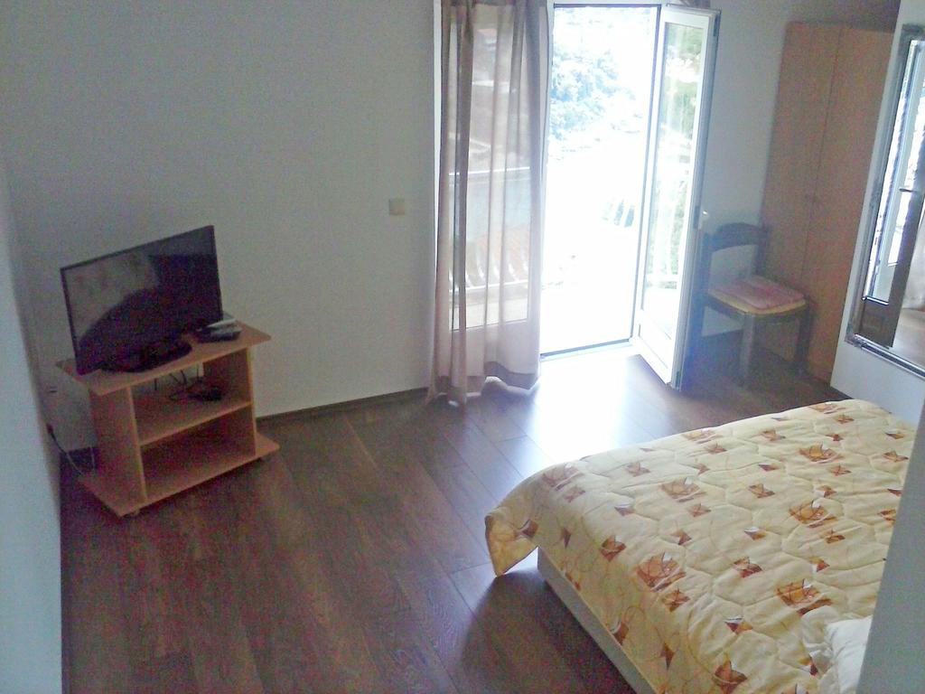 Apartments Mara Molunat Bagian luar foto